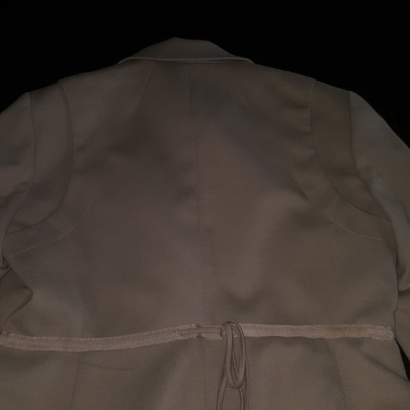 Ladies Suit.  BCBG Max Azeris Soft wool Capri Suit. - Picture 8 of 8